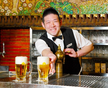 サーバーから生ビールを注いでいるスタッフ