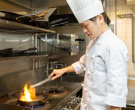 ステーキを焼いているC.R.さん