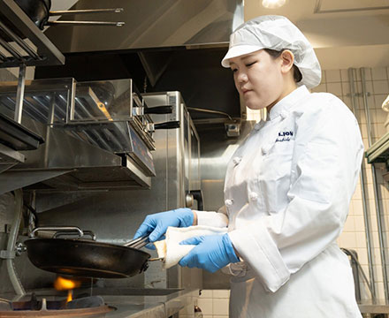 出来たサラダを出しているY.H.さん