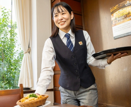 客席に料理を提供しているO.A.さん